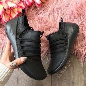 NWT Nike payaa premium black